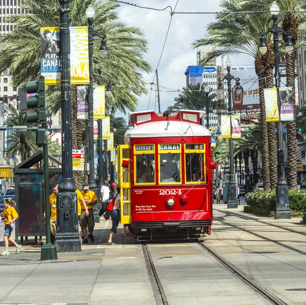 Tram rosso su rotaia nel quartiere francese di New Orleans — Foto Stock