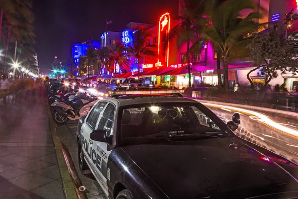 Parques de estacionamento da polícia no Ocean Drive ao longo de South Beach Miami em t — Fotografia de Stock