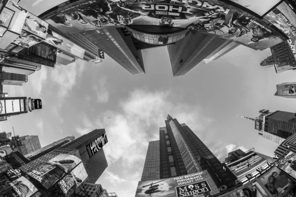 뉴욕 타임 스퀘어에서 뉴스, 브랜드 및 극장의 네온 광고 — 스톡 사진