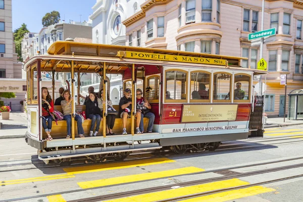 Famous Cable Car Bus near Fisherman's Wharf — Stock Photo, Image