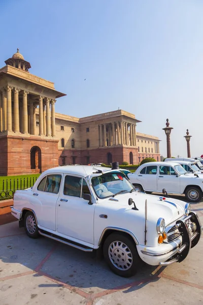 Offizielle Autos des hinduistischen Botschafters parken außerhalb des Nordblocks, sec — Stockfoto