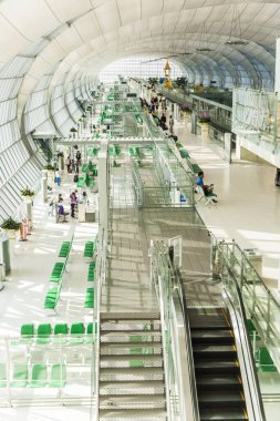 insanlar suvarnabhumi Uluslararası Havaalanı'nda kapısında bekler. 