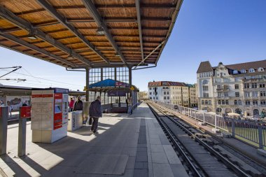 İnsanlar Friedrichstras 'daki Berlins merkez s-Bahn istasyonuna acele ediyor.
