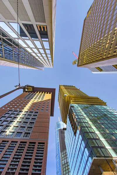 Vista al rascacielos en el centro de Frankfurt bajo el cielo azul —  Fotos de Stock