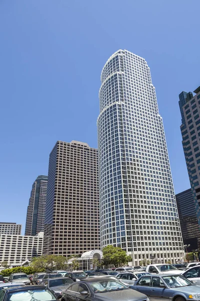 Skyscraper downlown Los Angeles on a sunny day with traffic jam — Stock Photo, Image