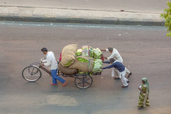 Farmer carry their vegetables in a rickshaw and pull the cart by — Zdjęcie stockowe