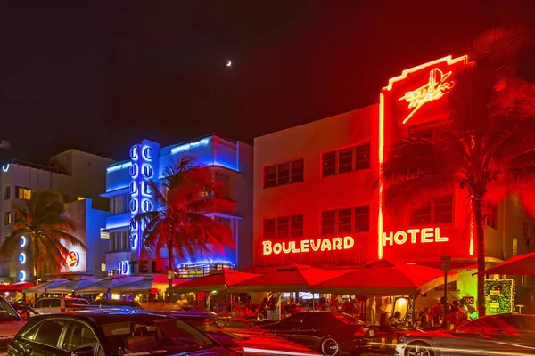 Vista ao longo Ocean Drive ao longo de South Beach Miami no histórico A — Fotografia de Stock