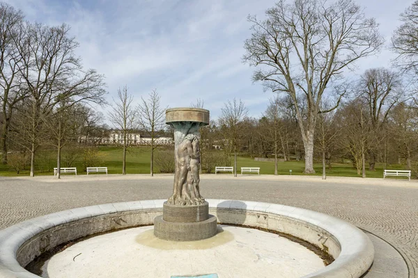 Fuente Adán y Eva en el paraíso en Bad Nauheim — Foto de Stock