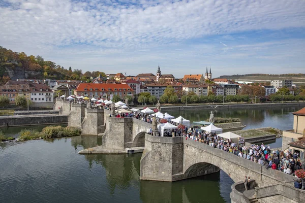 Άνθρωποι επισκέπτονται παλιά γέφυρα πάνω από τον ποταμό Main στο Wuerzburg, Γερμανία — Φωτογραφία Αρχείου