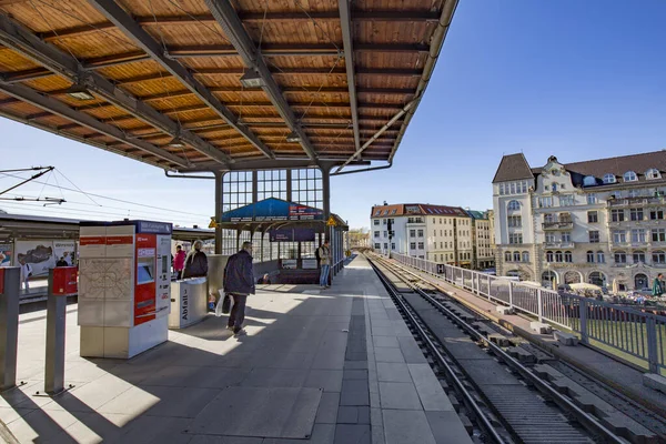 As pessoas se apressam na estação central de Berlins s-Bahn em Friedrichstras — Fotografia de Stock