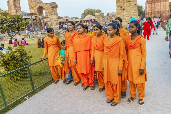 Grupo de meninas da escola posar na frente de Qutb Minar — Fotografia de Stock