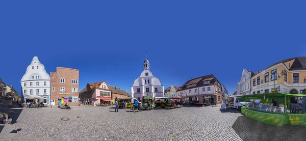 Les gens apprécient l'église gothique St Petri à Wolgast sous le ciel bleu wi — Photo