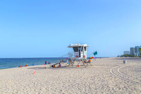 İnsanlar Fort Lauderdale 'deki cankurtaran istasyonuyla plajda dinleniyor., — Stok fotoğraf