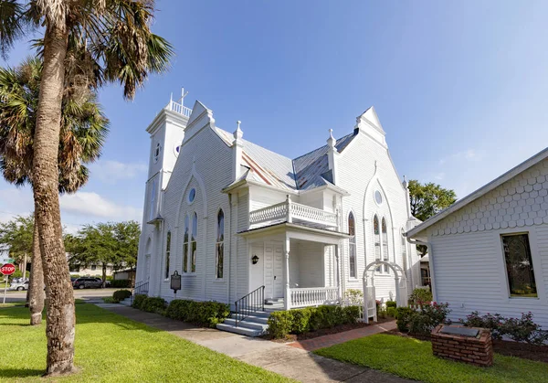 Antigua iglesia metodista escopal de estilo victoriano al sur en Apalachico — Foto de Stock