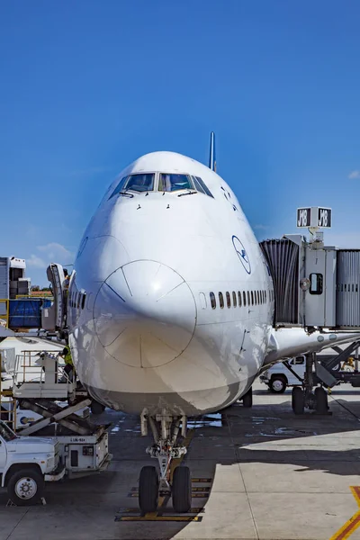 Lufthansa Boeing 747 ready for boarding at the Los Angeles inter — Stock Photo, Image