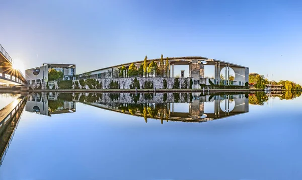 El edificio de la cancillería alemana en el río Spree con reflexión i — Foto de Stock