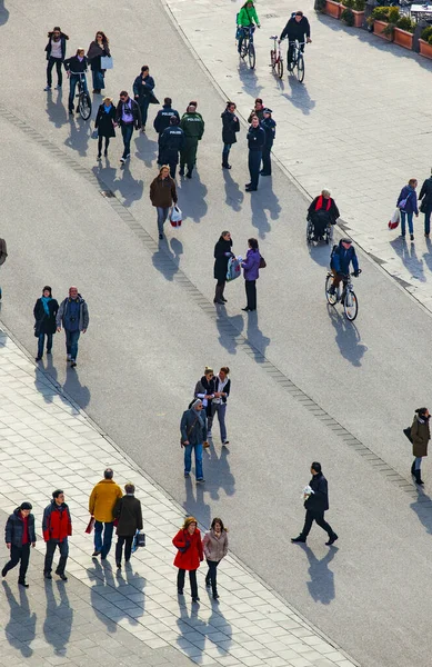 Pessoas andando na rua com longas sombras — Fotografia de Stock