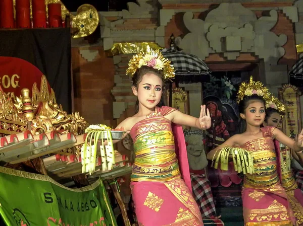 Ballerino sta eseguendo un potpurri danza indonesiano per i turisti — Foto Stock