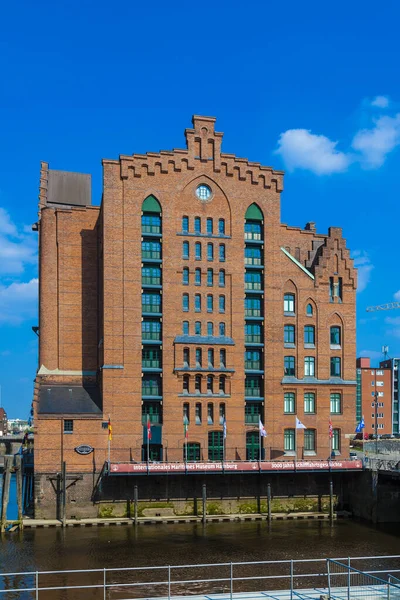 Известный старый Speicherstadt в Гамбурге с международным marit — стоковое фото