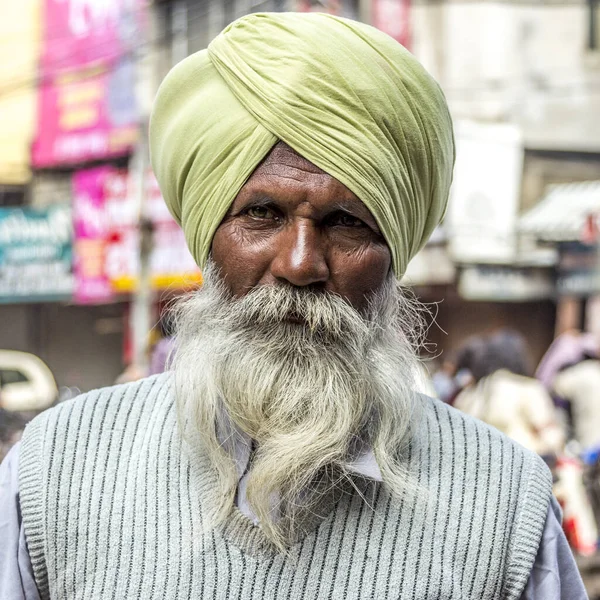 Porträtt av sikhiska gubbe med typiska turban och vitt skägg — Stockfoto