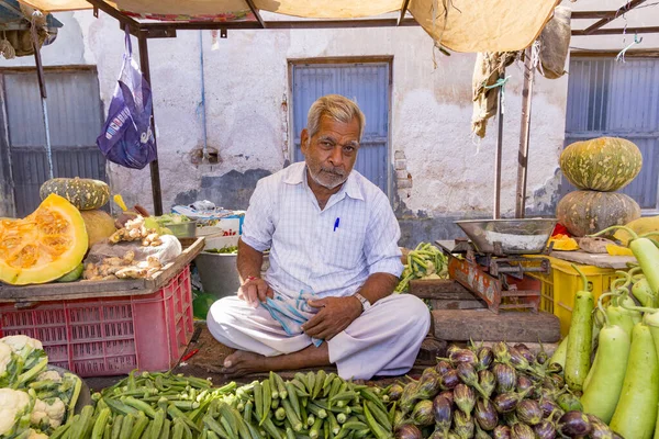 Lidé prodávají své čerstvé ovoce a zeleninu na venkovním trhu — Stock fotografie