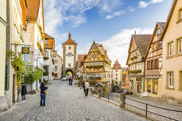 Famoso casco antiguo de Rothenburg con los turistas —  Fotos de Stock