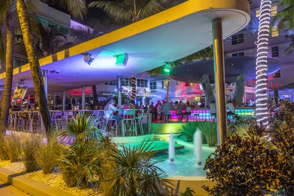 Mensen genieten van het nachtleven op Ocean Drive langs South Beach Miami in — Stockfoto