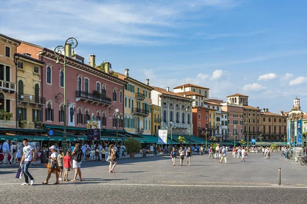 İnsanlar Verona 'daki Piazza Sütyen' de yürümeyi seviyor. — Stok fotoğraf