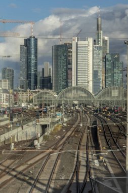 Manzaralı Frankfurt ana tren istasyonuna ufuk çizgisi olan
