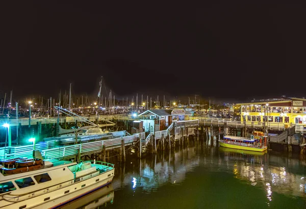 Порт Монтеррей ночью . — стоковое фото
