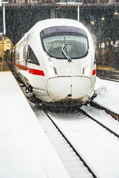 Snowfall at the train station in Wiesbaden, Germany with highspe — Stock Photo, Image