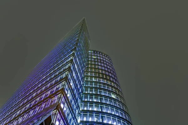 Fachada de la torre uniqa en Viena por la noche — Foto de Stock