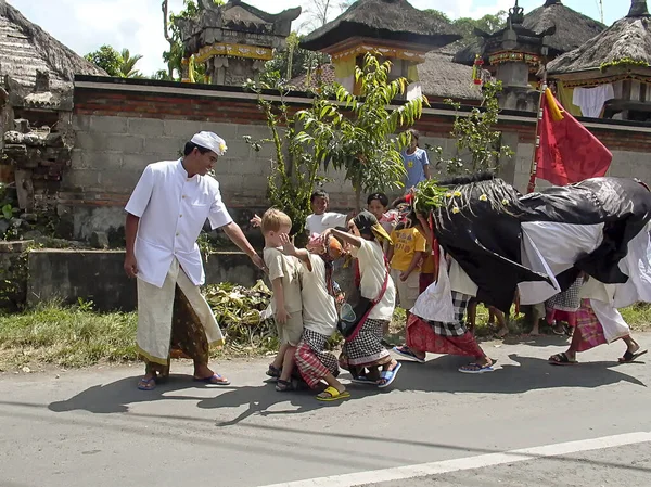 Bambini danzano per strada una processione religiosa e cercare di c — Foto Stock