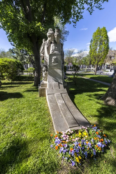 Místo posledního odpočinku Carla Costenobla v areálu Vídeňského centra — Stock fotografie