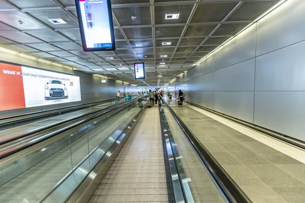 Eople hurry in the isle of Lufthansa Terminal 1 to their departu — Stok Foto