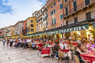 İnsanlar spe 'ye katılmadan önce Plaza Bra' daki restoranların tadını çıkarıyorlar.