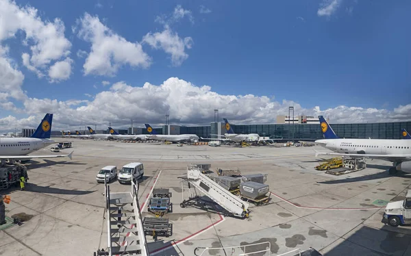 Terminal 1 con cubierta de avión de pasajeros en Frankfurt — Foto de Stock