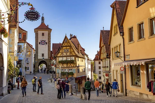 People visit Iconic old street in Rothenburg ob der Tauber — Stock Photo, Image