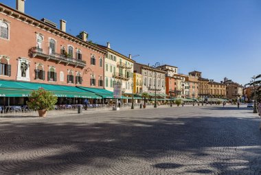 İnsanlar Verona 'daki Piazza Sütyen' de yürümeyi seviyor.