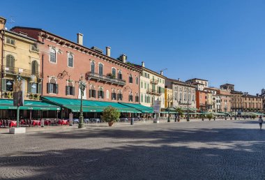 İnsanlar Verona 'daki Piazza Sütyen' de yürümeyi seviyor.
