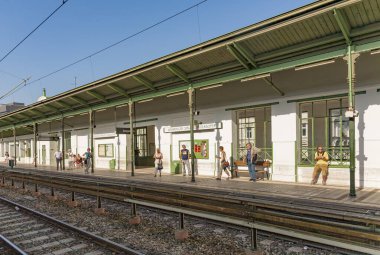 İnsanlar Waehringer Caddesi 'nde bir sonraki treni bekliyor.
