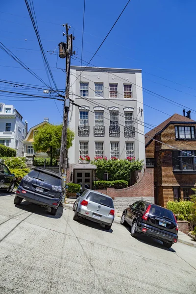 Parking in San Francisco at a steep hilly street — Stock Photo, Image