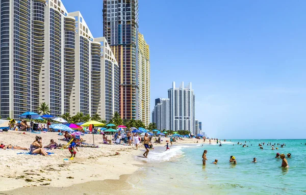 Persone alla spiaggia di giada e condomini dell'oceano di giada — Foto Stock