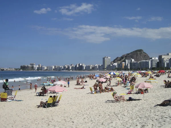 La gente disfruta de la playa de Copacabana en un cálido día de verano — Foto de Stock