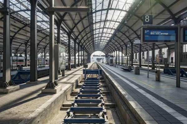 Comboio na estação ferroviária de Wiesbaden — Fotografia de Stock