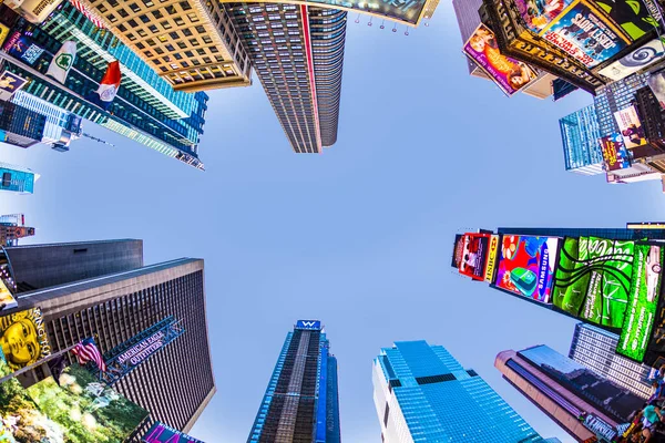 Times Square, caracterizado com teatros da Broadway e grande número de — Fotografia de Stock