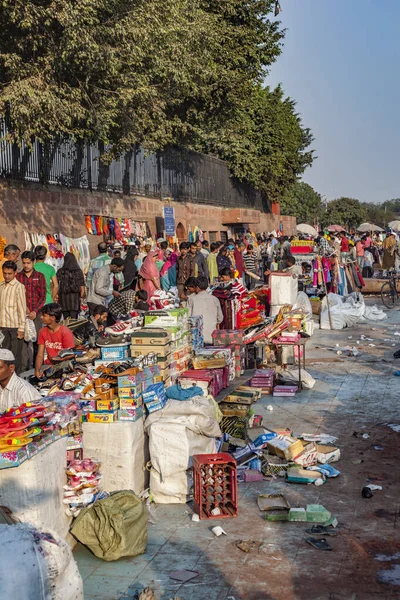 Menschen gehen am frühen Morgen auf dem zentralen Marktplatz einkaufen. — Stockfoto