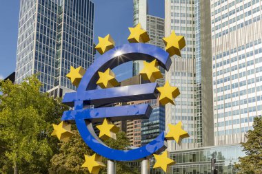 Frankfurt 'ta ufuk çizgisinin önündeki Euro sembolü am Main  