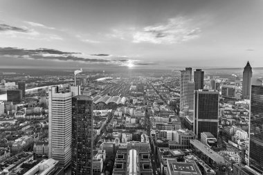 Skyline Frankfurt Main Nehri ve gökdelenler ile