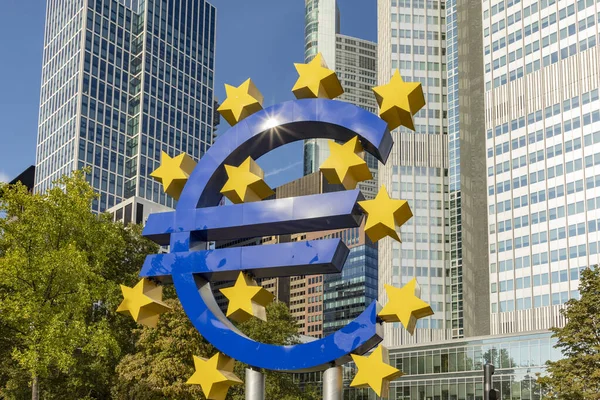 Euro symbol framför skyline i Frankfurt am Main — Stockfoto